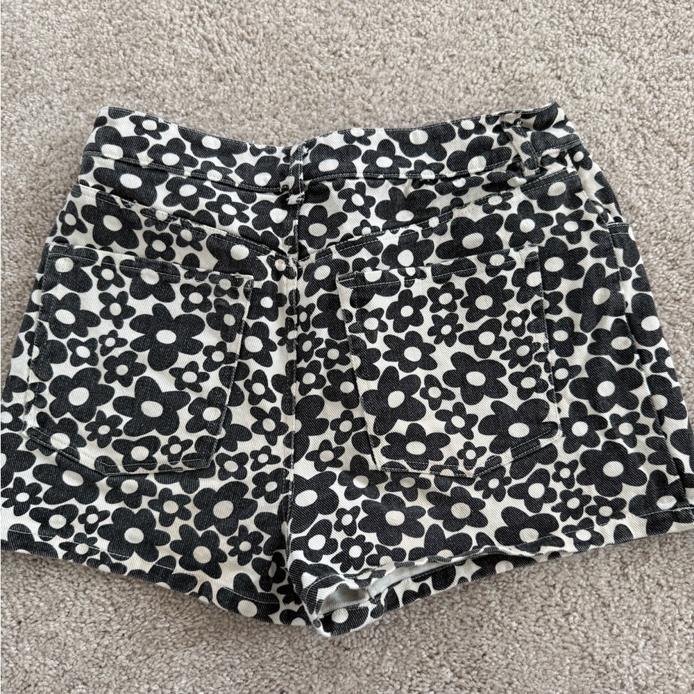 High Rise Black & White Floral Print 100% Cotton Women’s Shorts - Picture 6 of 7